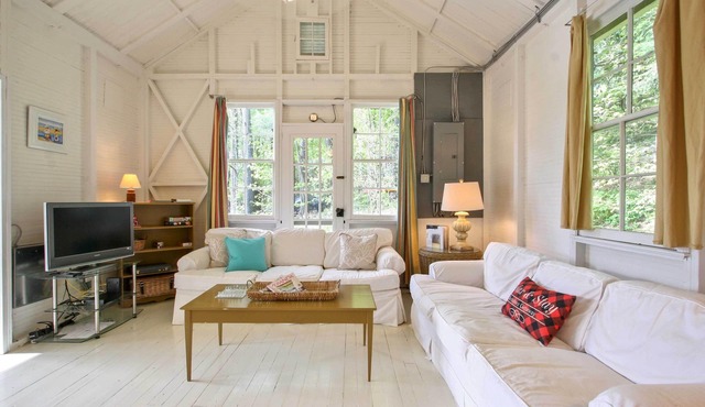 Cozy Stockbridge Cabin - Walk to Beach & Lake!