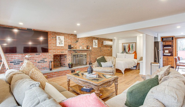 Cozy Valley Stream Studio, 20 Mi to Times Square!