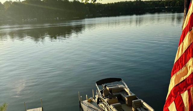 Cozy Waterfront Cottage - 2 private docks, kayaks, pedal boat, grill & firepit!