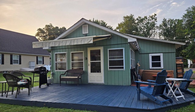 Creekside Cottage w/Lake access, Dock, Hot tub, Canoe/Kayaks, Pet friendly!