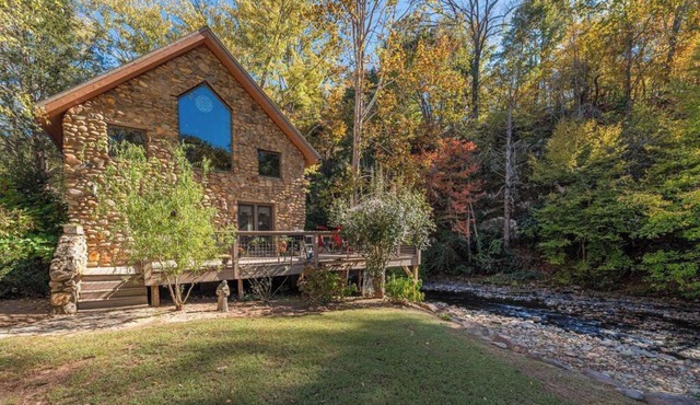 Creekside Fairytale Cottage-Hot Tub-Cozy Fireplace