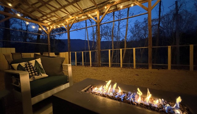 Creekside Mountain Cabin Getaway - 6 Acres, Mountain Views, Hot Tub