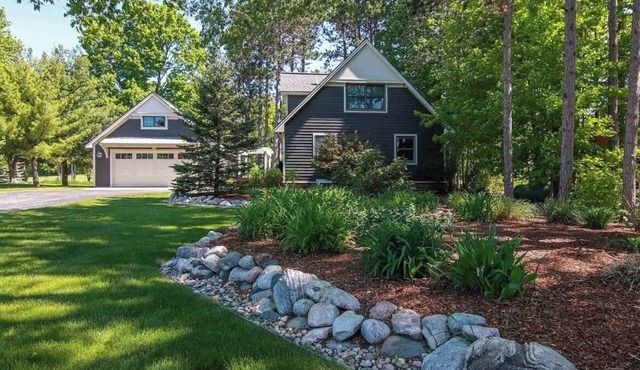 Crystal Mountain ski/golf home on the 10th hole, walk to the ski lifts!
