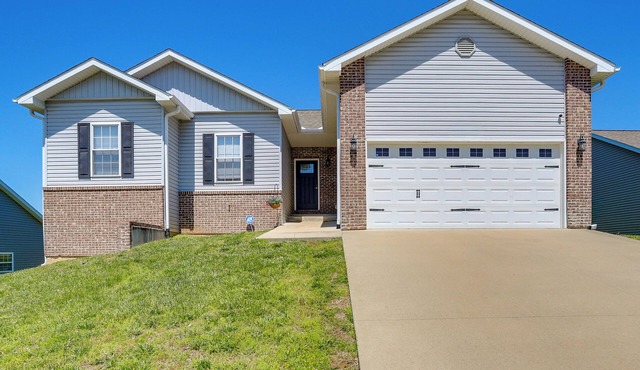 Deck & Large Yard! Family Haven in Cape Girardeau