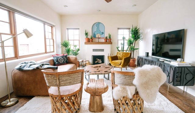 Designer 4BD/3BA AC + Spa in Historic Downtown