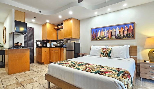 Diamond Head view Studio in Waikikiᨒ ⛰︎ ོ ☀︎𓂃⛱—Pool+A/C—½Block to Waikiki Beach in Honolulu