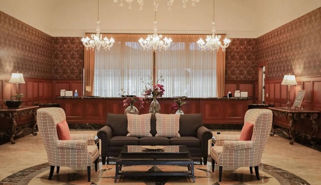 Dive into the Heart of Rochester: 2 Elegant Rooms Near Boutiques & Eateries