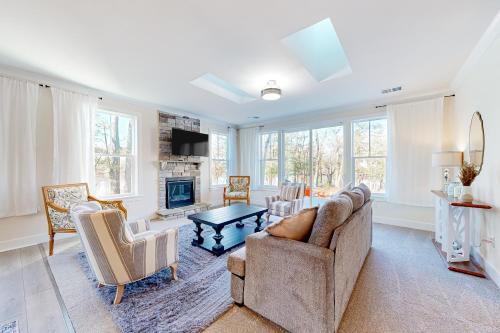 Dock, Game Room! Riverfront Retreat in Seaford in Seaford