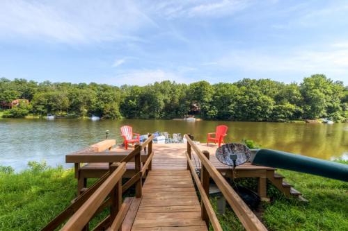 Dock & Resort Perks: Quiet Lakefront Cottage in Innsbrook