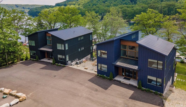 Dog Friendly Lakefront Escape w/20 Bedrooms