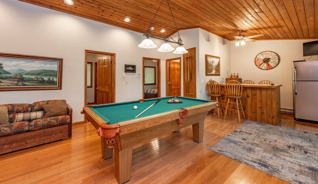 Dog Friendly Rustic Bliss w/Hot Tub & Fireplace