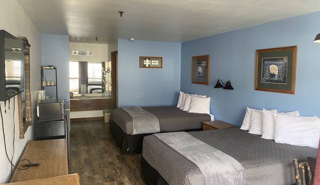 Double Queen Room w/Kitchen Supplies