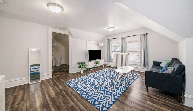 Downtown 1BR + Office - Modern Comfort & Historic Walking Streets