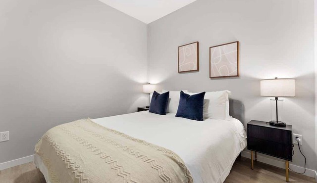 Downtown 2-Bed with Rooftop & Gym