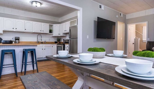 Downtown Delight I 4 BR & 2 BA I Sleeps 16