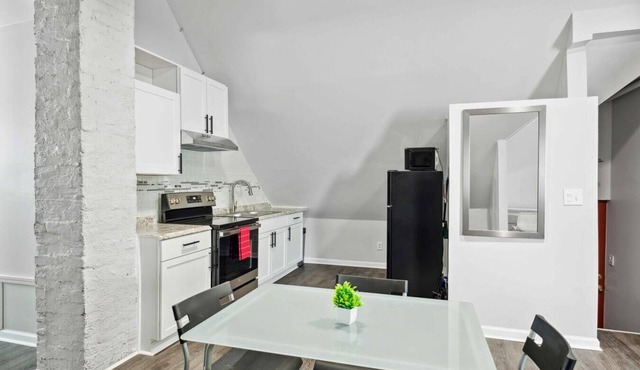 Downtown Detroit 2BR | King, WiFi, Parking