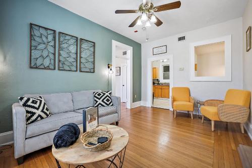 Downtown Digs~King Bed~UPSTAIRS Apartment~Downtown Eustis in Eustis
