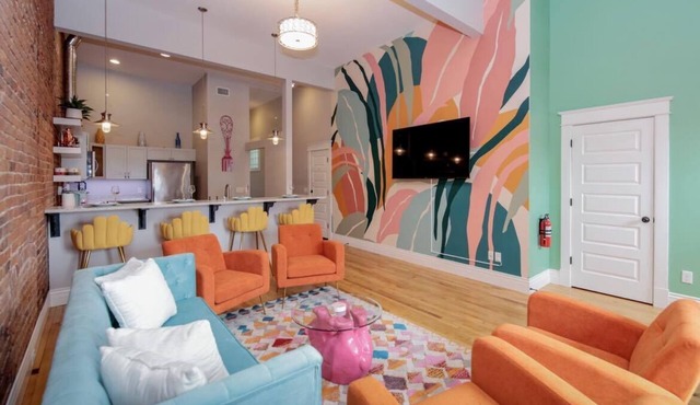 Downtown Luxury Industrial Loft/13-Ft Ceilings/Walkable