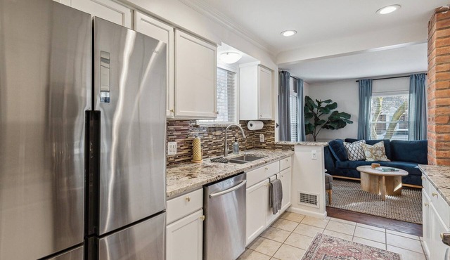 DT Royal Oak 5 Mins /King /Smart TV /Washer & Dryer