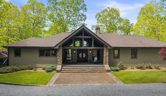 DuPont Mountain Lodge: 28 Private Acres + Sauna