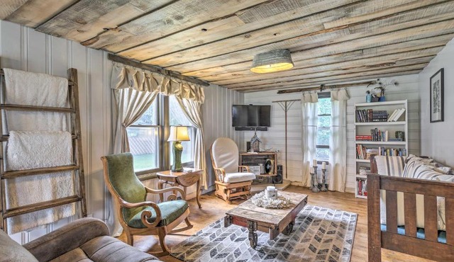 Eclectic Ladysmith Hideaway: Hike and Hunt!