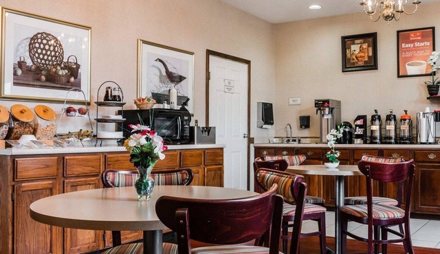 Econo Lodge & Suites Grand Rapids Airport