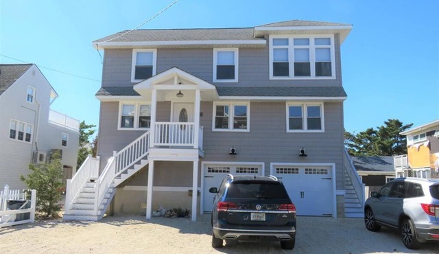 Elevator. Yard. Beach Badges. Beach Chairs. W/D. Deck. Keurig. Cable. in Brant Beach