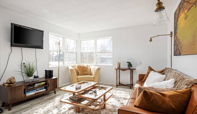 Elk Rapids Bungalow | Garden | Firepit | AC
