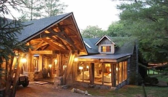 Enchanting Chalet/Covered Parking/King Suite