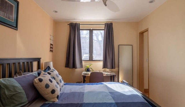 Energy-Efficient Oasis: Cozy Suite Near DT Boulder in Boulder