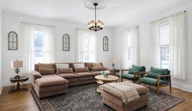 Enjoy 6 comfy beds, a mini‑bar, a classic victrola, and a relaxing clawfoot tub.