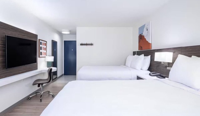 Enjoy Quiet Modern Room w/Free Parking & Breakfast Perfect for Family Stays