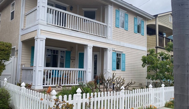 Enjoy Seal Beach! Parking, Internet, Pool table and AC! 4 Bdr sleeps 10