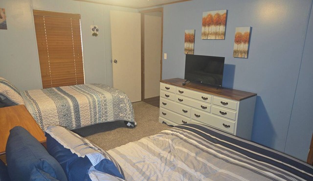 Enjoyable 2-bedroom mobile home with AC in charming Cisne. Quiet neighborhood.