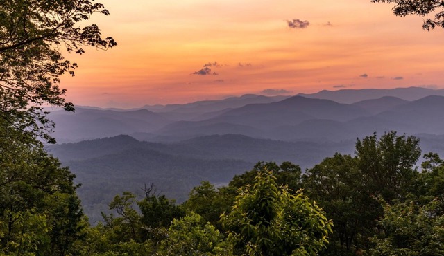 EPIC Blue Ridge SUNSET VIEW, 12 acres, light/bright 10 min to dtn! Dogs welcome!