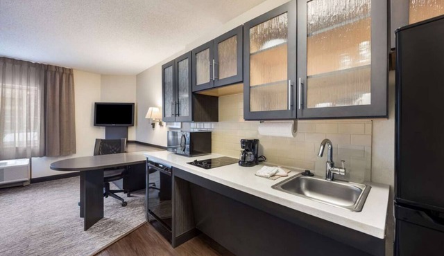 Experience Downtown Glendale in Comfort & Style! Fully-equipped kitchen! in Phoenix