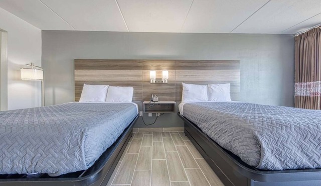 Explore Stearns' History: 4 Rooms w/Pool, Free Breakfast, Near McCreary Museum