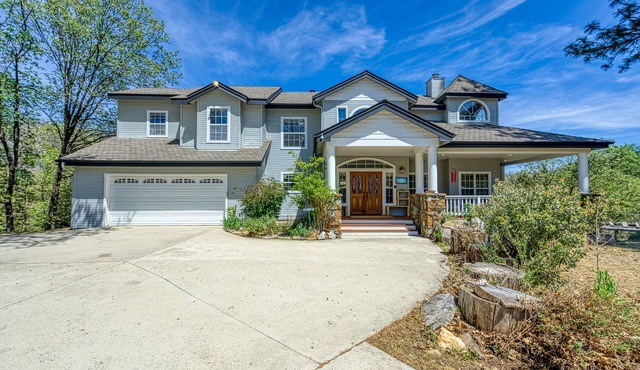 Exquisite mountain home, dog-friendly, fireplace, & washer/dryer