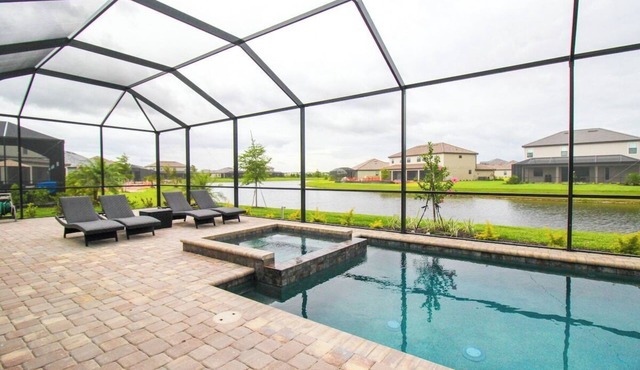 Exquisite waterfront 3BR pool home in Lorraine Lakes - Grand Getaway