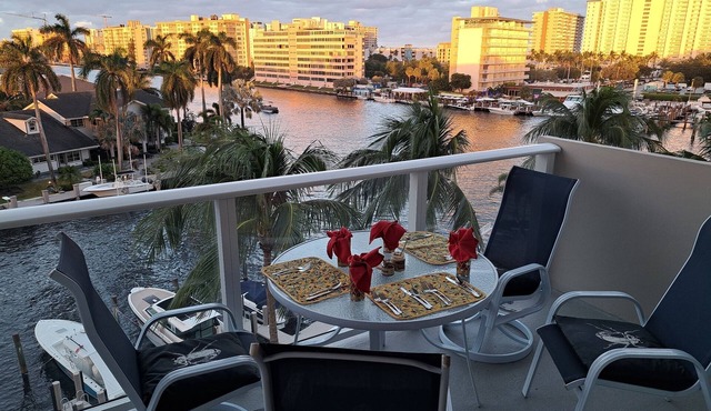 Fabulous top floor with two king-sized bedrooms in best Pompano Beach location
