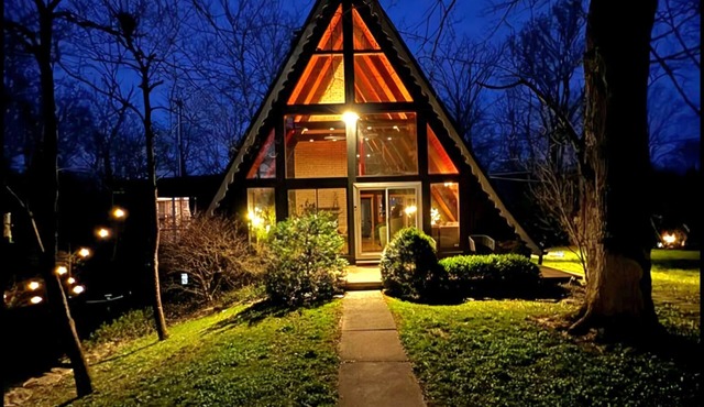 Fairytale A Frame in Cincinnati with hot tub, sauna, and gym. 2 Fenced acres