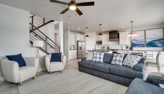 Family-Friendly Townhome ~ 2 Mi to Windsor Lake!