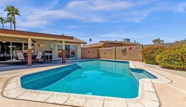 FANTASTIC VACATION RETREAT! HUGE POOL! CENTRALLY LOCATED-TONS OF EVENTS!