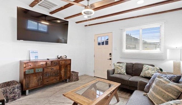Featherlight Cottage with BBQ and Hot Tub in Downtown Phoenix