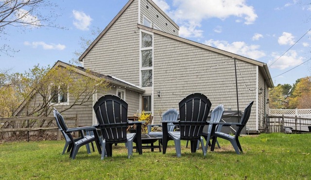 Feet from Lake & Downtown, Pond View, Hot Tub,Pets