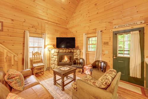 Fire Pit & Porch: Warm & Woodsy Rothbury Escape!