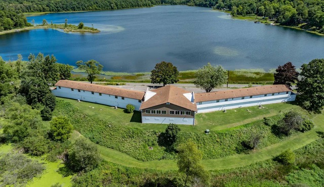 Fox Lakeview Lodge
