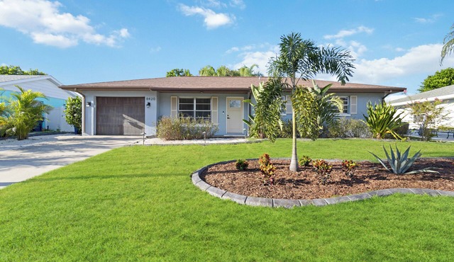 FOX's Hidden Oasis 2 BR Pool Home 3 miles to AMI beaches