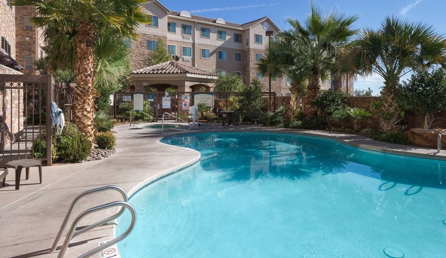 Free Breakfast. Hot Tub. Near New Mexico State University!