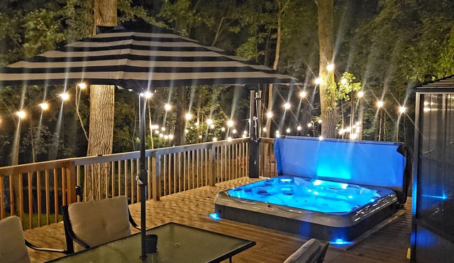Fully renovated private & cozy 3 bdr cottage with hot tub close to Warren Dunes
